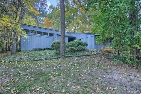 6720 Red Cedar Ln, West Bloomfield, MI 48324