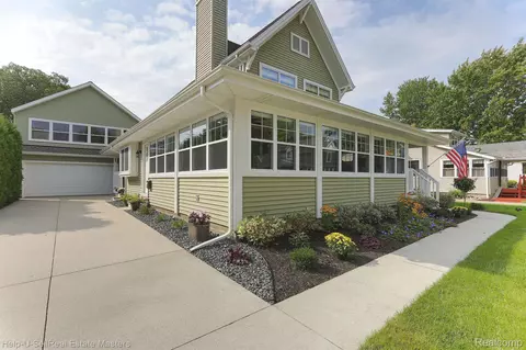 2981 Maplewood Dr, Fort Gratiot, MI 48059
