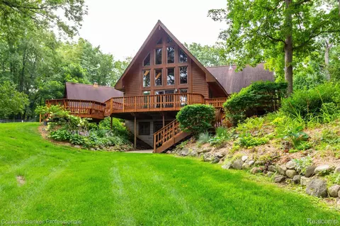 2644 Fry Rd, Highland, MI 48357