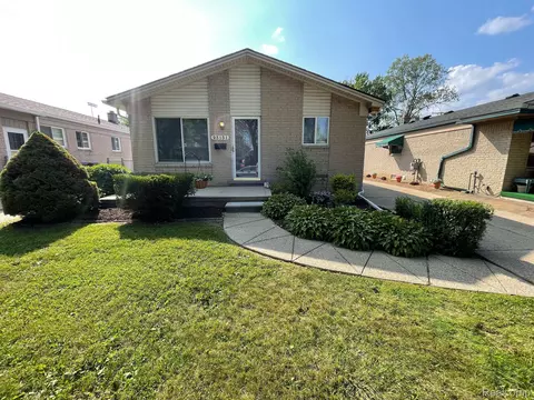 23131 Harmon St, Saint Clair Shores, MI 48080
