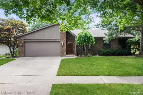 6655 Northpoint Dr, Troy, MI 48085