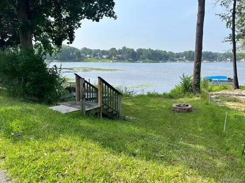 1670 Maxfield Rd, Hartland, MI 48353