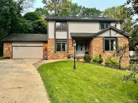 5905 Misty Hill Ct, Clarkston, MI 48346