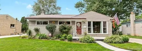 35967 Larchwood St, Clinton Township, MI 48035
