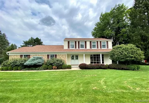 8335 Hilltop Ct, Washington, MI 48095