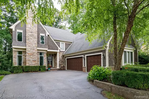 7012 Peninsula Ct, Clarkston, MI 48346