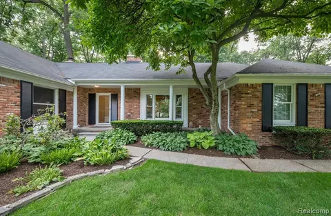 3570 Larkwood Ct, Bloomfield Hills, MI 48302