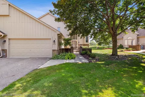 37944 N Laurel Park Dr, Livonia, MI 48152