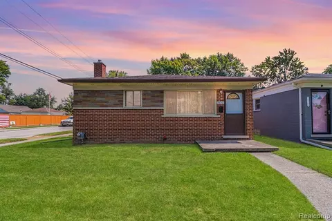 28312 Gladstone St, Saint Clair Shores, MI 48081