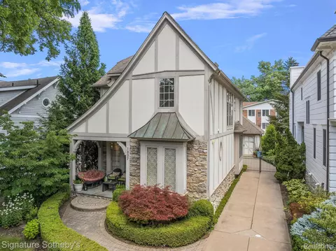 1037 Floyd St, Birmingham, MI 48009