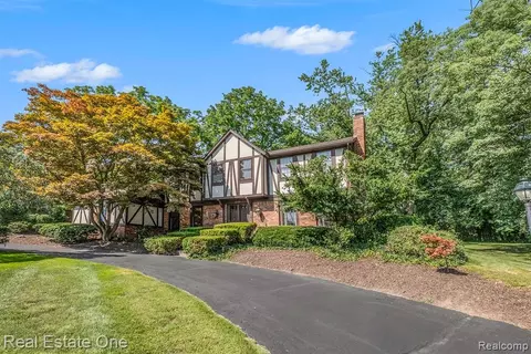 4120 Stoneleigh Rd, Bloomfield Hills, MI 48302