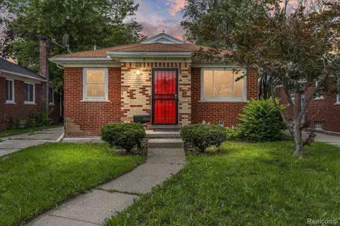 19143 Mallina St, Grosse Pointe, MI 48236