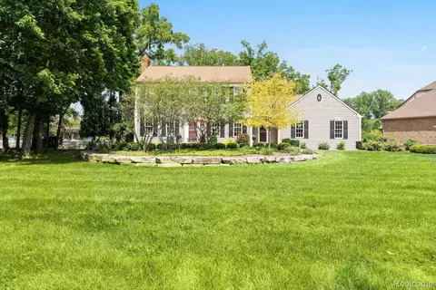 8740 Paulina Ave, Grosse Ile, MI 48138