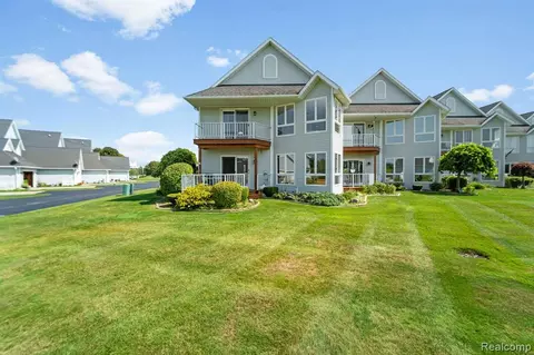 735 Cross Pointe Dr, Port Huron, MI 48060