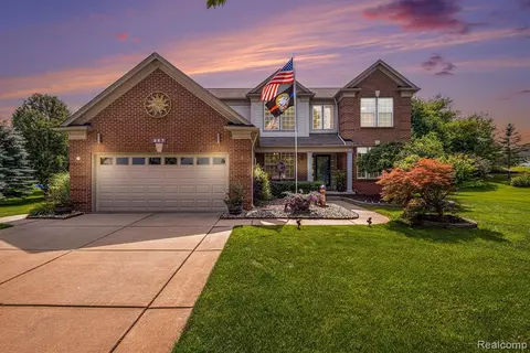 267 Valley Stream Dr, Holly, MI 48442