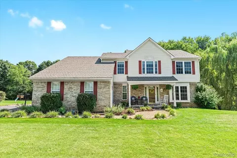 8373 Old Mill Dr, Pinckney, MI 48169