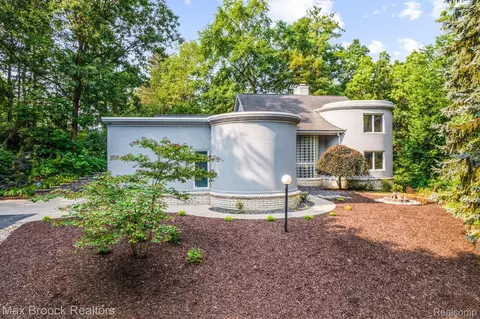 1223 W Gunn Rd, Oakland, MI 48306