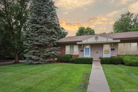 61390 Heritage Blvd #1, South Lyon, MI 48178