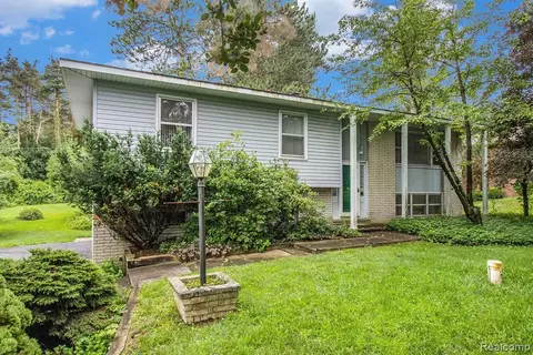 630 S Newman Rd, Lake Orion, MI 48362