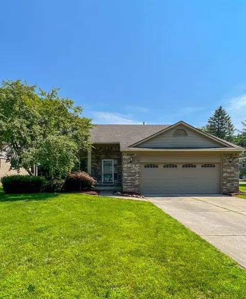 490 River Ridge Dr, Waterford, MI 48327