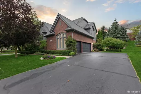 4986 Highland Ct, Clarkston, MI 48348