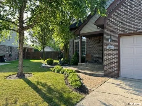 5200 Barbara Ave, Trenton, MI 48183