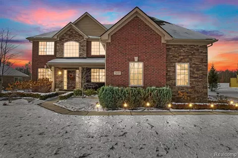 5435 Morgan Lake Dr, Clarkston, MI 48348