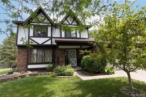 5244 Old Cove Rd, Clarkston, MI 48346