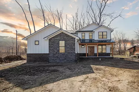 241 Maplehill Rd, Rochester Hills, MI 48306
