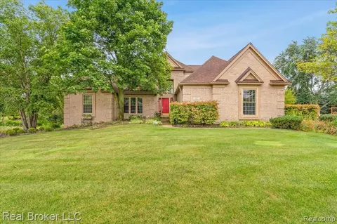 3871 S Creek Dr, Rochester, MI 48306
