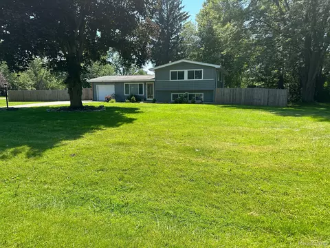 5370 Oaktree, Flint, MI 48532