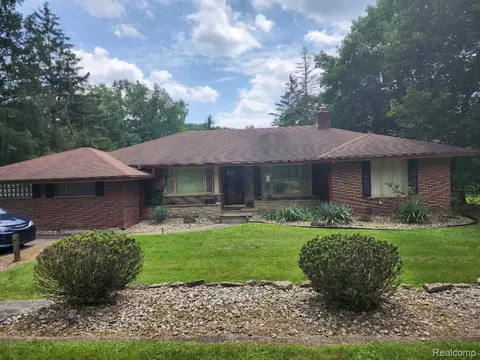 25597 Ingleside Dr, Southfield, MI 48033