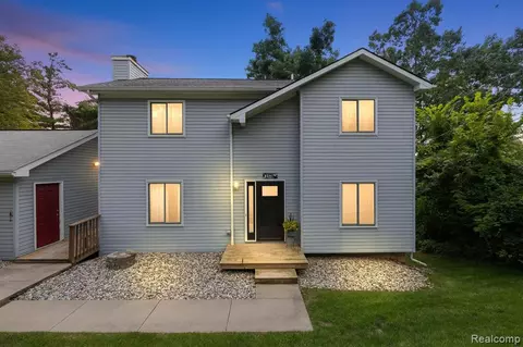 1370 Viefield Dr, Lake Orion, MI 48362