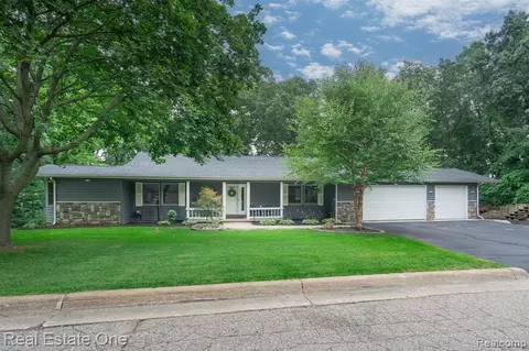 4997 Iroquois Blvd, Clarkston, MI 48348