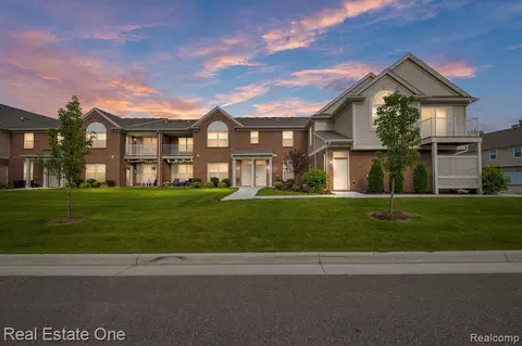 51858 E Pointe Ln, New Baltimore, MI 48051
