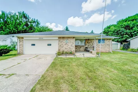 2944 Otsego Rd, Waterford, MI 48328