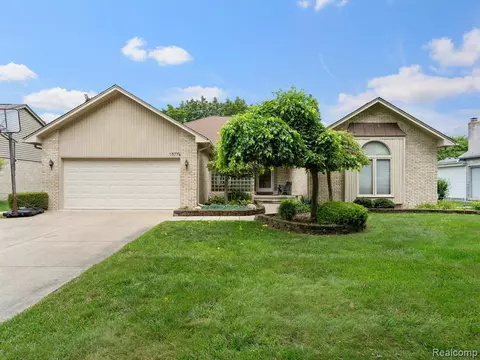 1577 Bloomingdale Dr, Troy, MI 48085