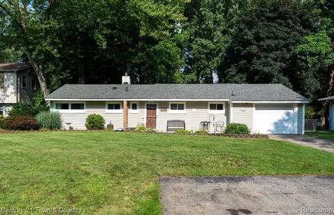 17526 Floral St, Livonia, MI 48152