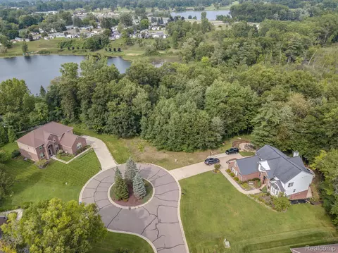 1691 Algonquian Trl, Oxford, MI 48362