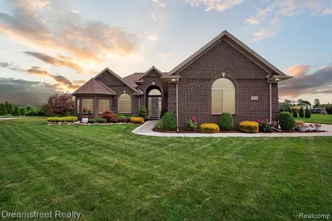 28699 Liparoto Blvd, Flat Rock, MI 48134