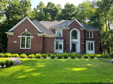 7029 Carlyle Cros Xing, West Bloomfield, MI 48322