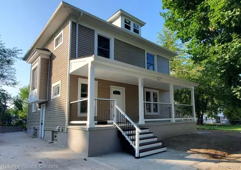 127 Henderson St, Pontiac, MI 48341