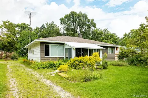 5844 San Souci Rd, Gregory, MI 48137
