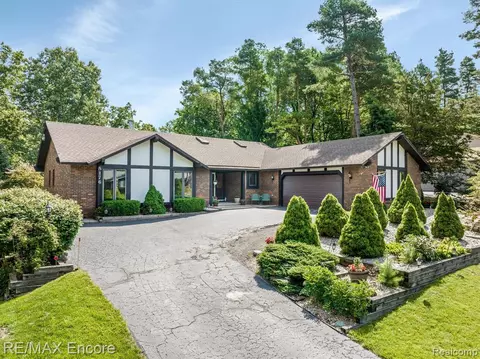 8176 Fawn Valley Dr, Clarkston, MI 48348