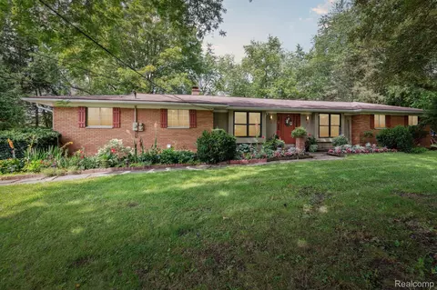 2020 Elsie Dr, West Bloomfield, MI 48324