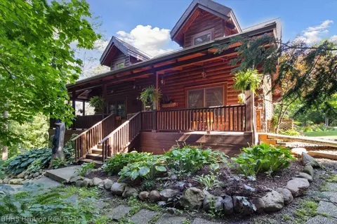 2072 W Barron Rd, Howell, MI 48855