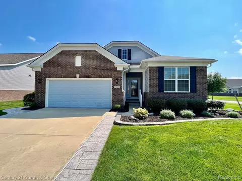 23995 Manistee Ln, Flat Rock, MI 48134