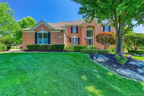 996 Hollow Cors, Rochester, MI 48307