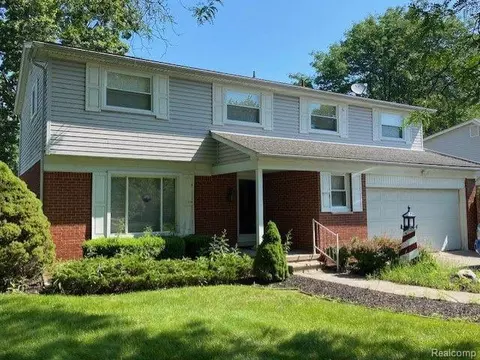 8252 Burning Bush Rd, Grosse Ile, MI 48138