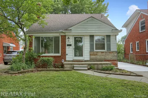 21315 Bournemouth St, Harper Woods, MI 48225
